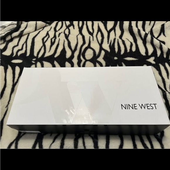 9 West Quizme platform boots . 4” heel, brand new , never worn ! - Picture 6 of 7